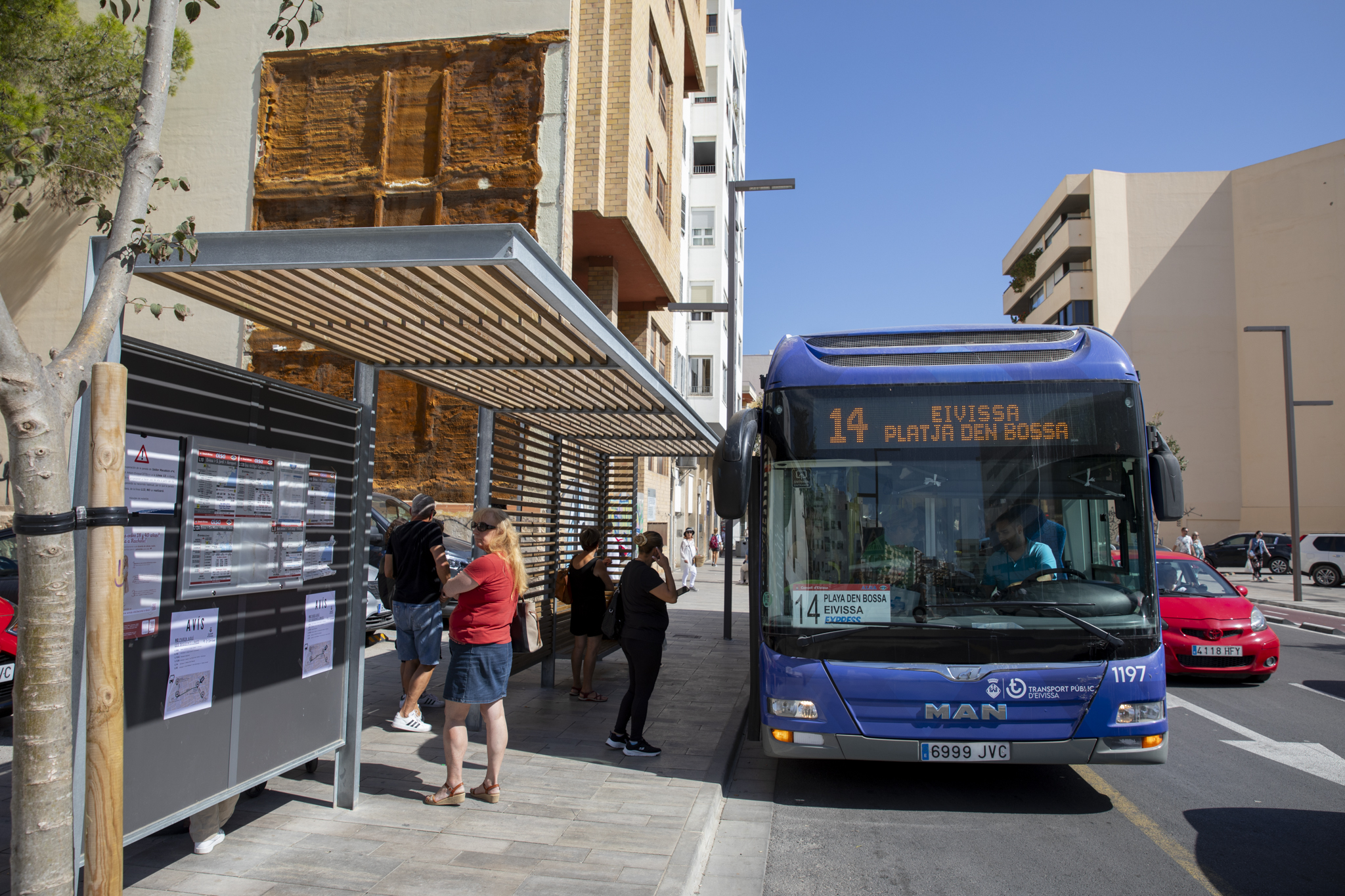 Les línies d'autobús de Sant Antoni i Santa Eulària recuperaran la parada del centre de la ciutat d'Eivissa